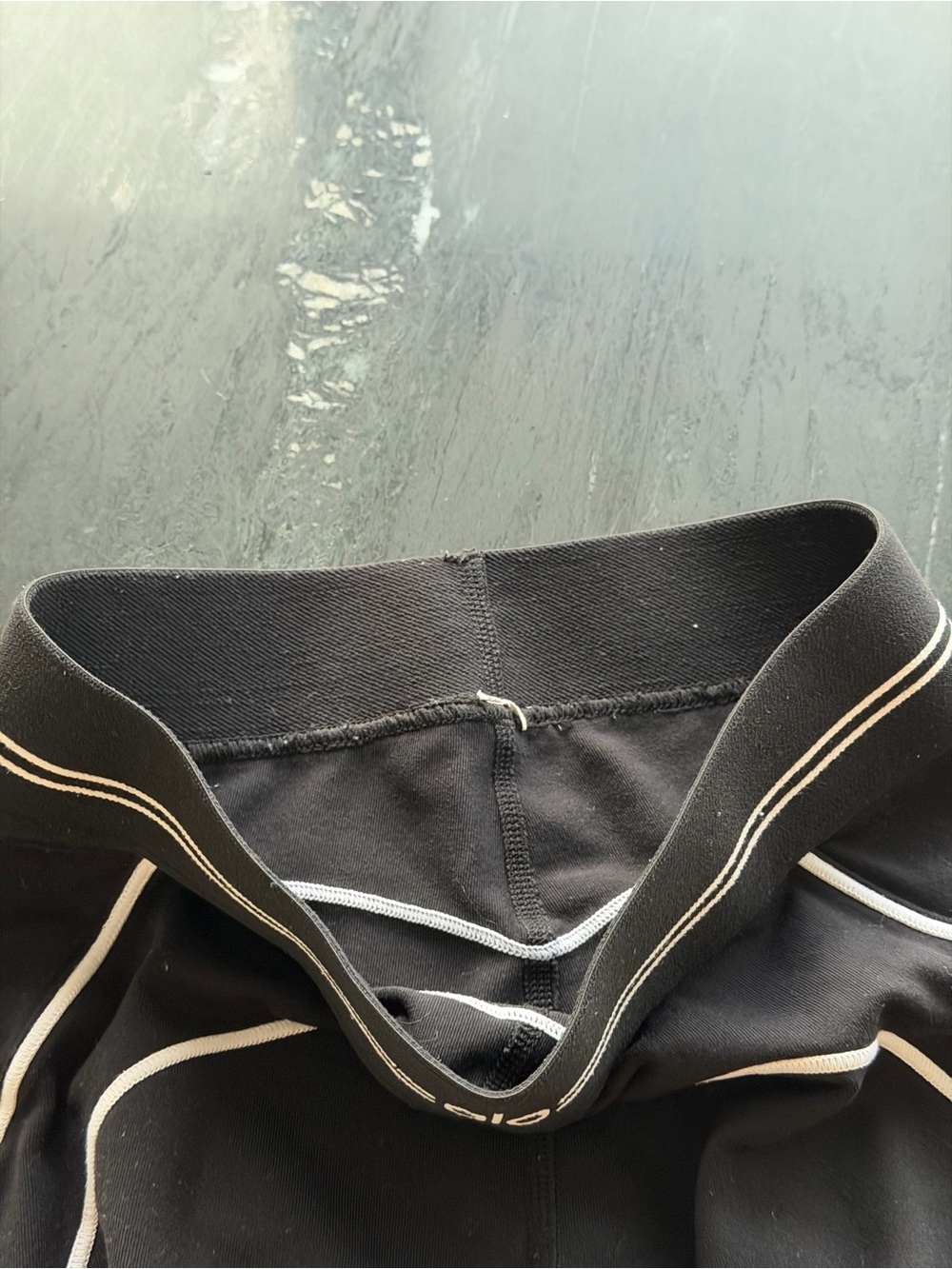 ALO Yoga Black Leggings - Picture 4 of 4